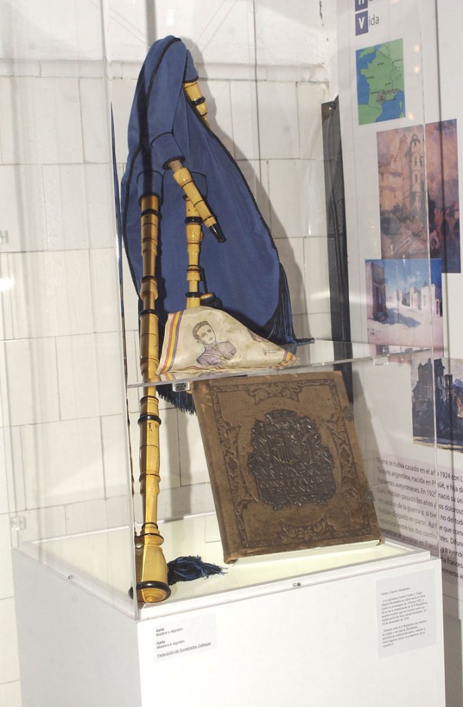 Un ejemplar artesanal de la Constitución de la II República junto a una gaita