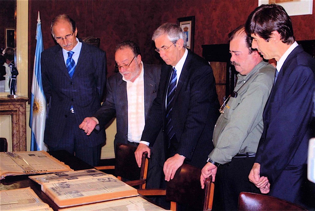 Tras recorrer el Museo, Touriño observó históricos documentos