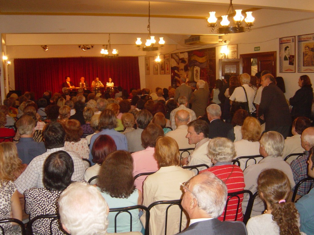 Numeroso público asistió a la presentación del libro
