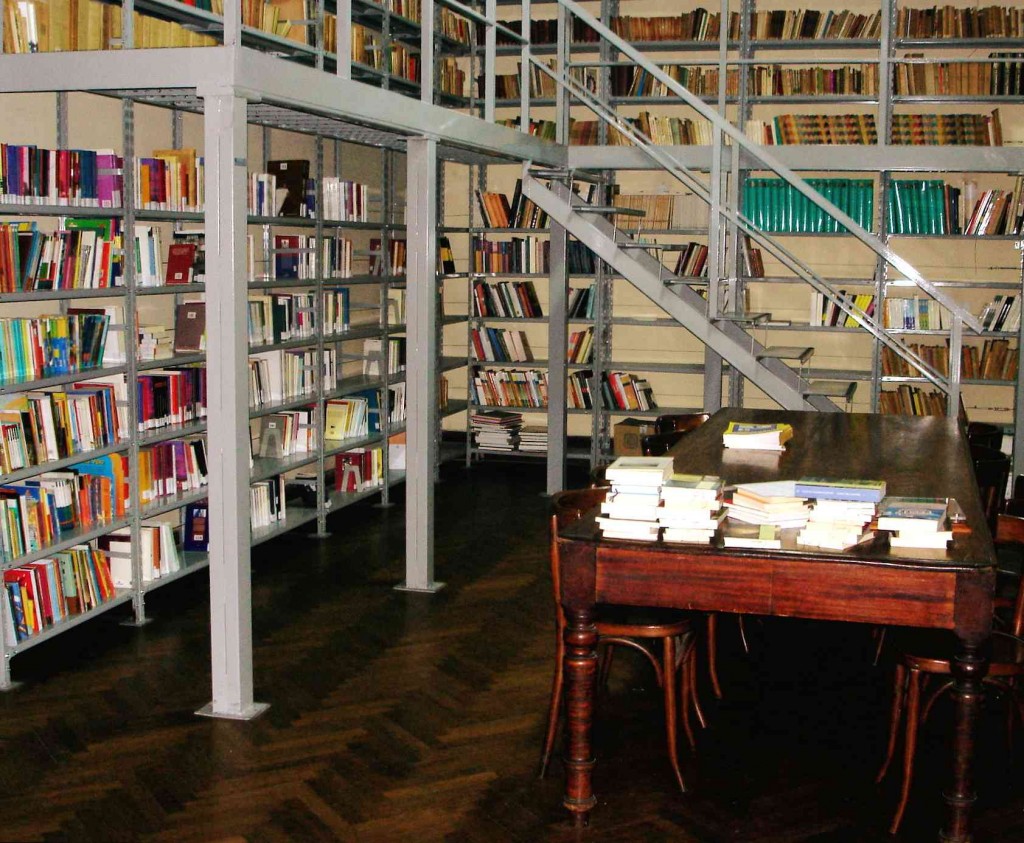 Este nuevo espacio de lectura dispone de alrededor de 12 mil volúmenes