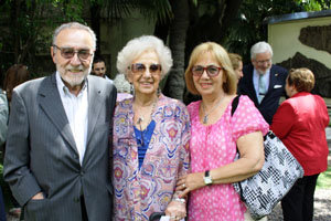 Francisco Lores, acompañado por Estela de Carlotto y una integrante de Abuelas de Plaza de Mayo, tras el acto en memoria de los desaparecidos españoles en la sede de la Cancillería española, en diciembre pasado