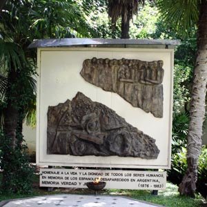 El mural que recuerda a los desaparecidos españoles en Argentina, ubicado en el jardín principal de la Cancillería Española en Argentina