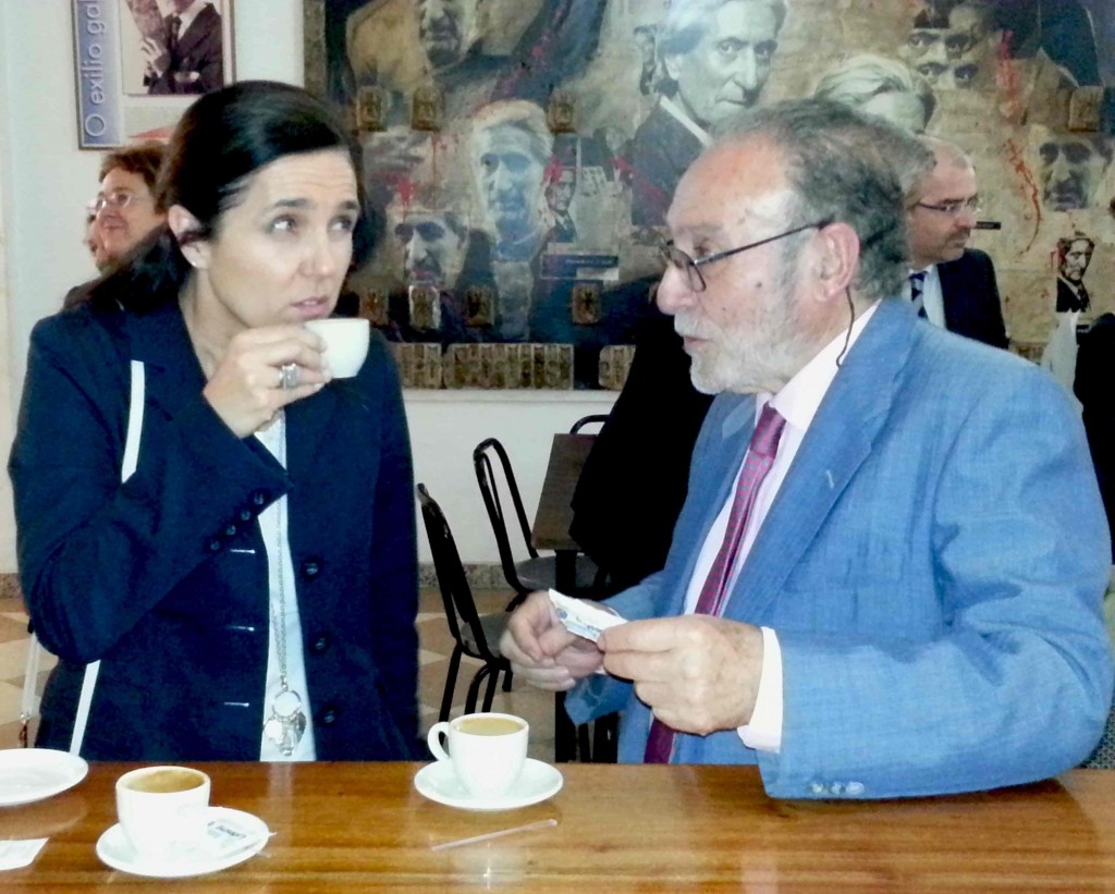 Rojo y Lores en una charla animada, café de por medio, en el Salón Arturo Cuadrado