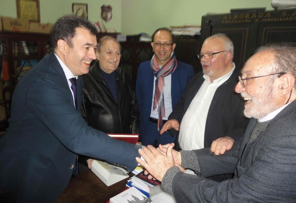 Román Rodríguez González saluda al presidente de la Federación