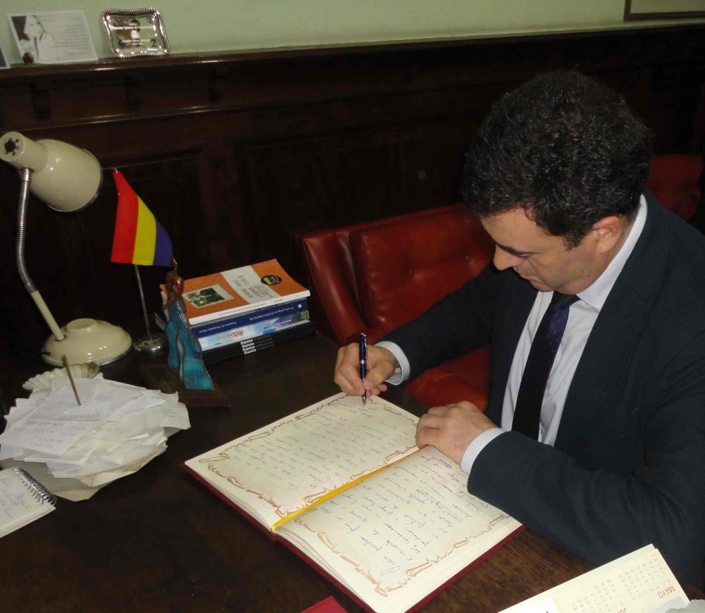En su primera visita a la institución, el funcionario gallego firmó el Libro de Visitas