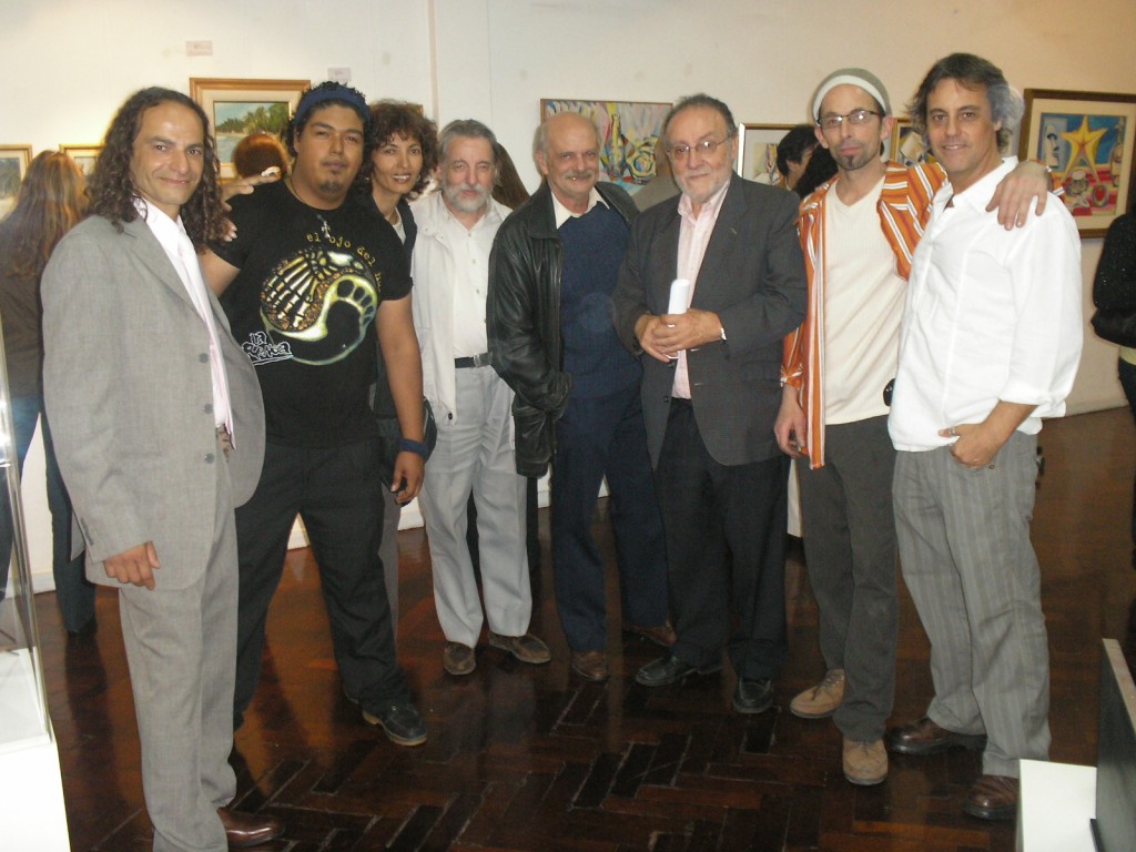 Los artistas junto al director del MEGA, Francisco Lores, durante la inauguración