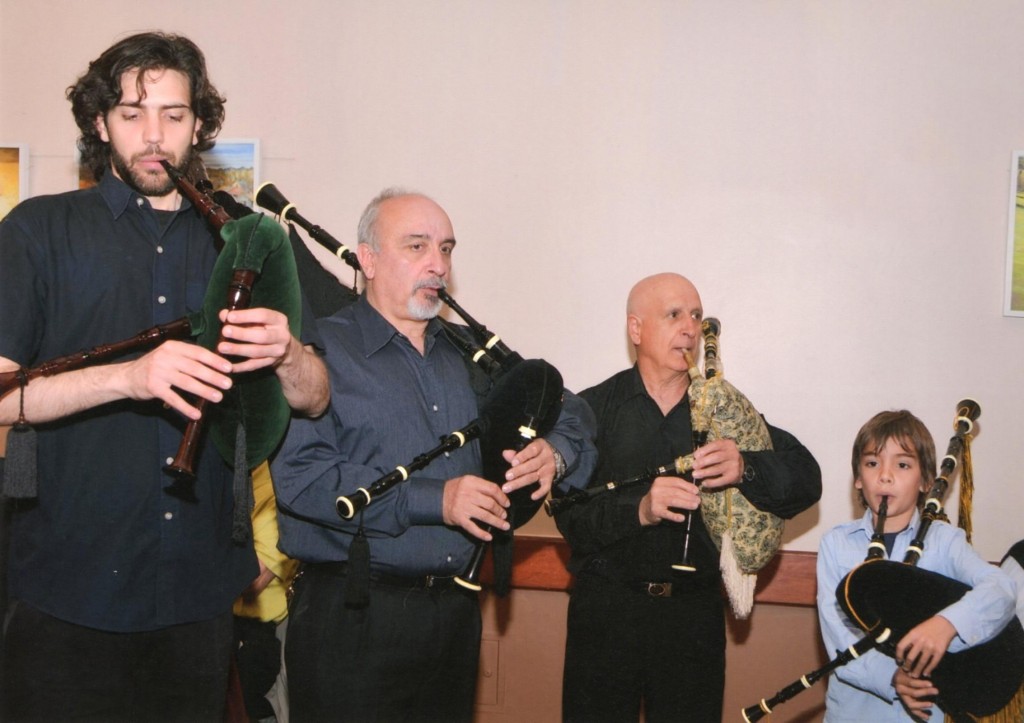 La Banda de Gaitas "Dúas Beiras" animaron la velada e hicieron bailar a los comensales