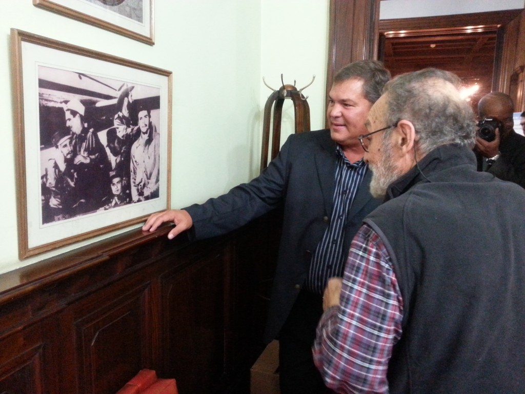 Labañino y Lores ante una fotografía que retrata el ingreso de Castro a La Habana