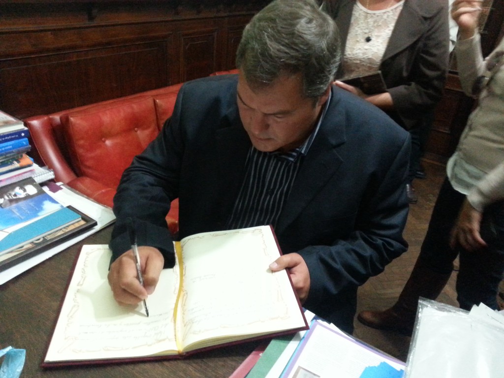 Labañino firmó el Libro de Visitas de la Federación