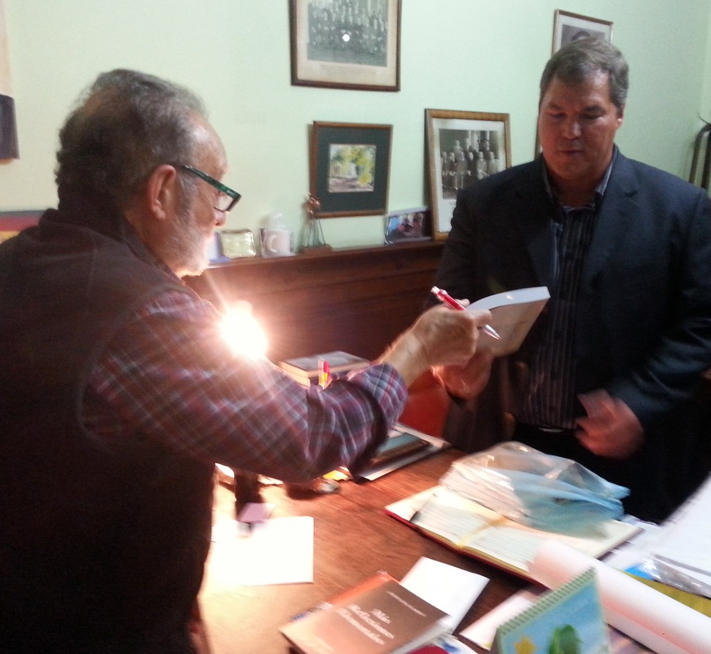 Lores entregó un libro destinado al líder cubano Fidel Castro