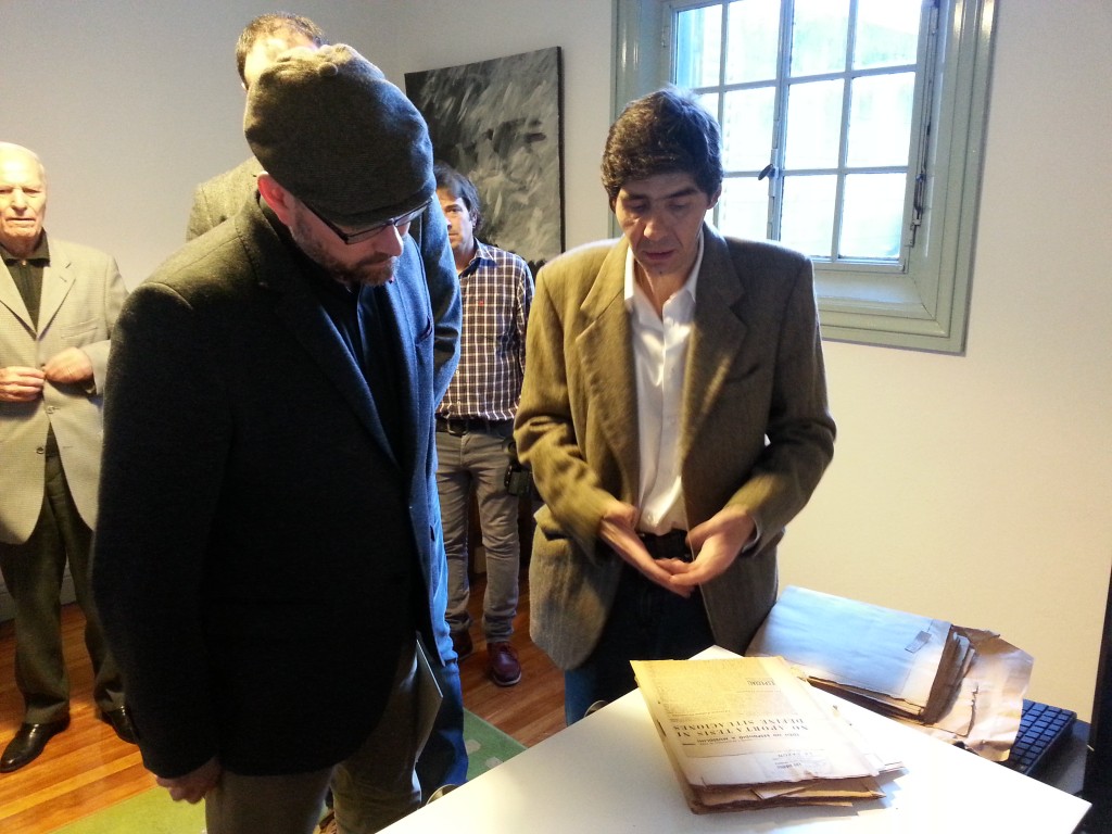 Chiloteguy le exhibió documentación histórica a punto de ser digitalizada