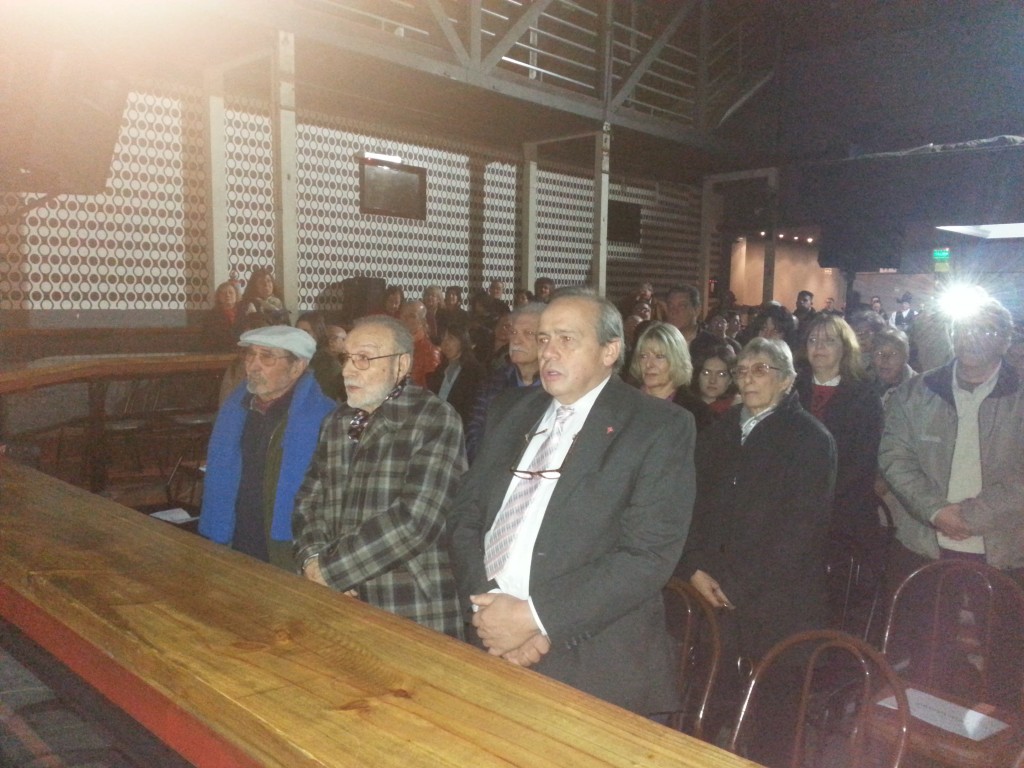 Momento emotivo: el público canta el Himno Gallego