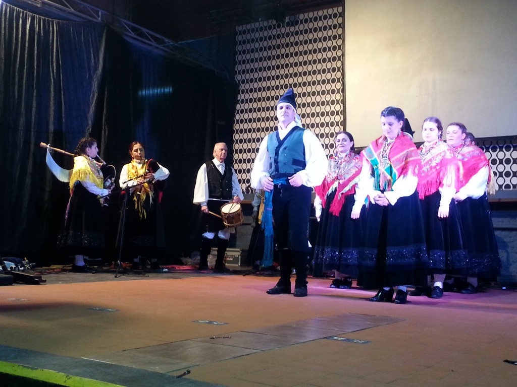 La Agrupación Folklórica Baixo Miño exhibió un gran despliegue en el escenario de nuestro teatro