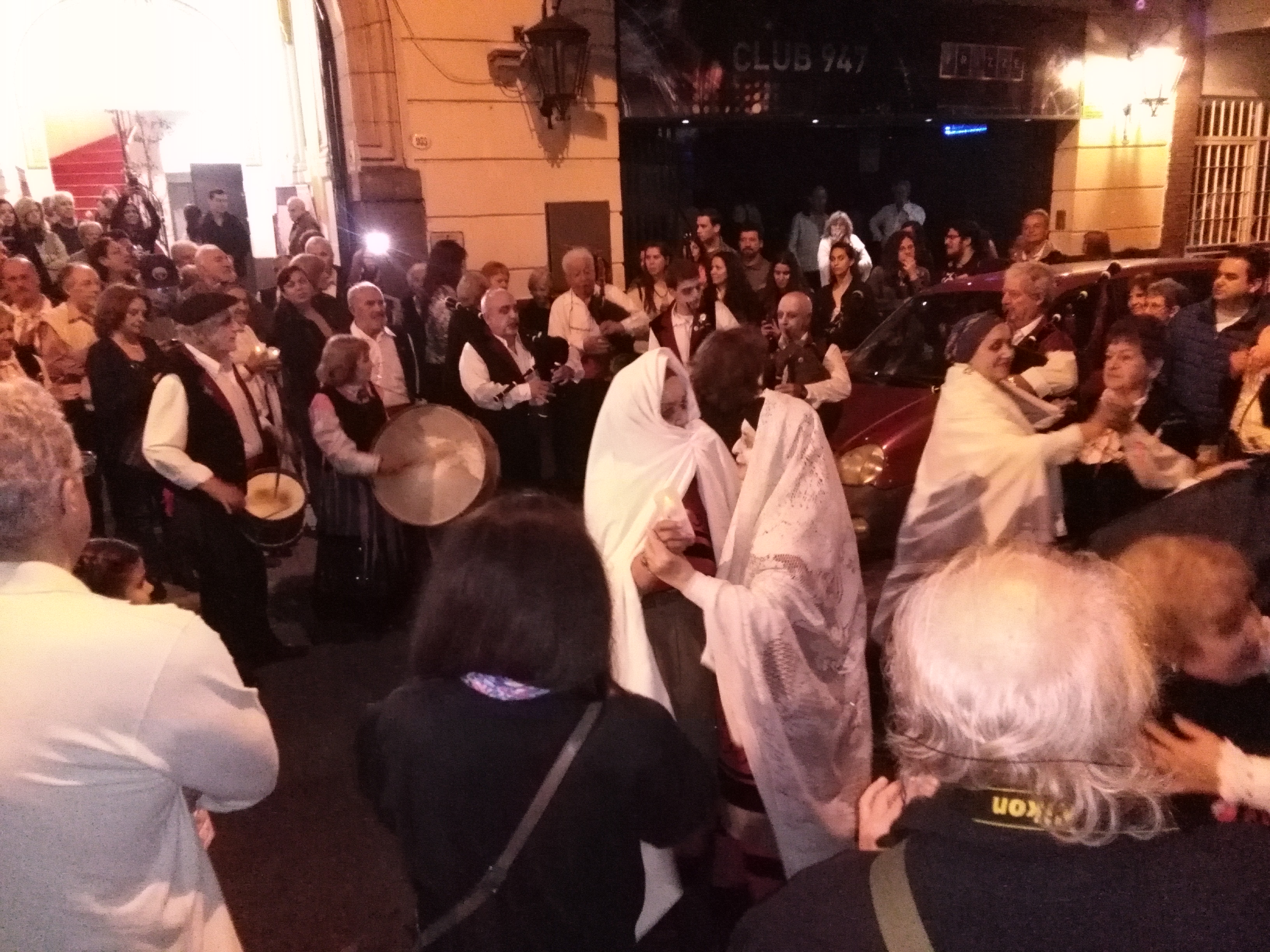 La Banda de Gaitas cortó el tránsito por la calle Chacabuco para que la gente baile 