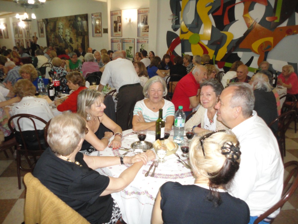 El Salón estuvo colmado como puede observarse en la foto