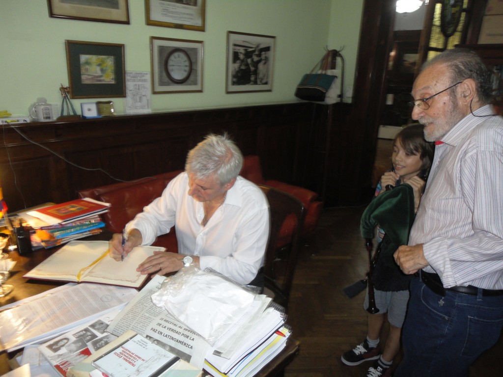 En el Libro de Visitas dejó un sentido mensaje