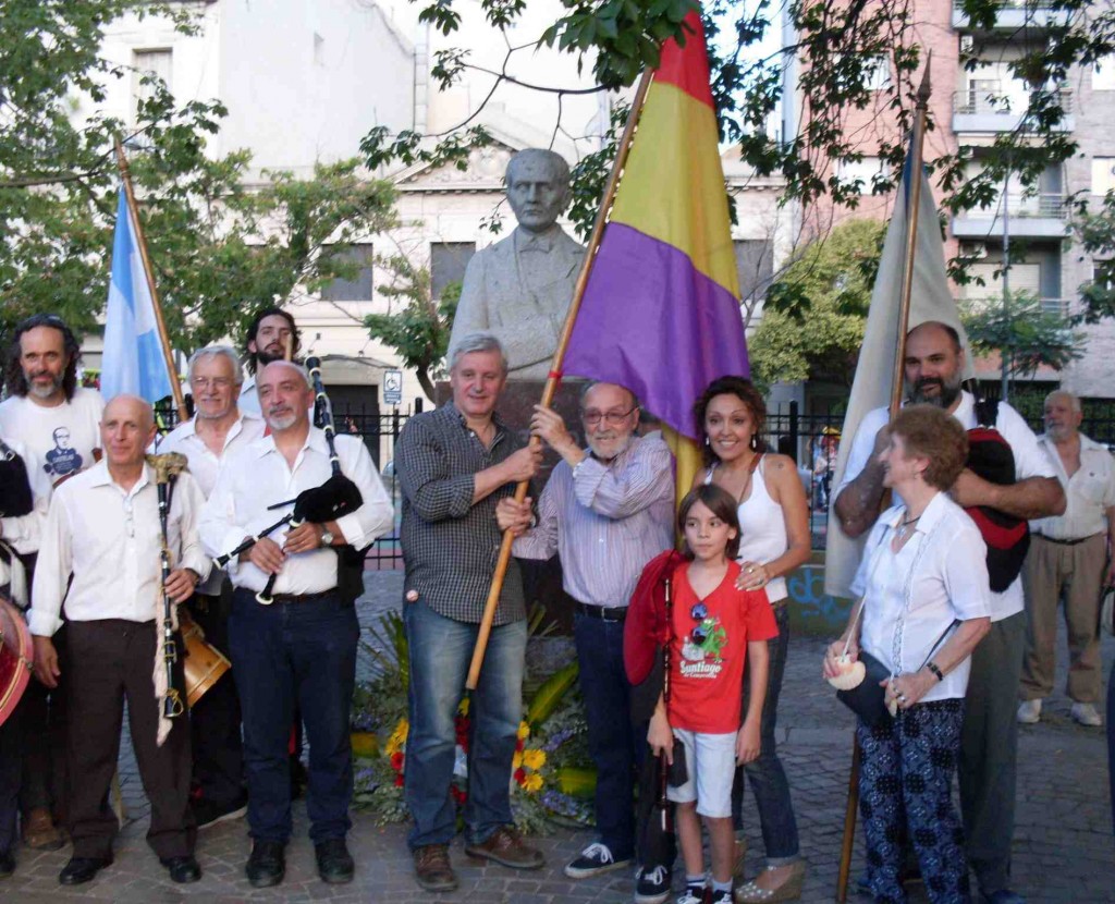 Lores y Raposo sostienen la bandera republicana ante el busto que recuerda a Castelao