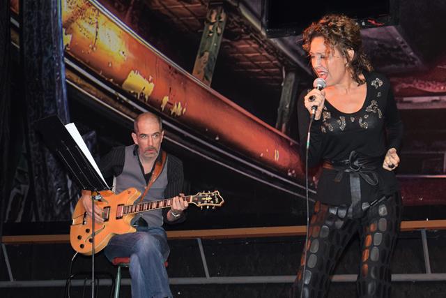 Gastón Rodríguez (izquierda) y Lorena Lores durante su actuación.