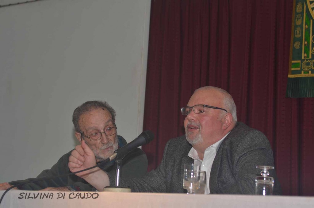 Instante de la conferencia de Luis G. Tosar (derecha), acompañado por el presidente de la Federación de Asociaciones Gallegas, Francisco Lores Mascato (izquierda)