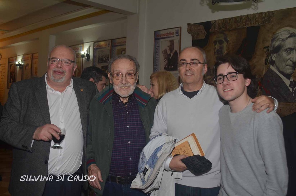 De izquierda a derecha, el escritor Luis G. Tosar, el presidente de la Federación de Asociaciones Gallegas, Francisco Lores,  el escritor Antón Riveiro Coello y el booktuber Sebas G. Mouret. 
