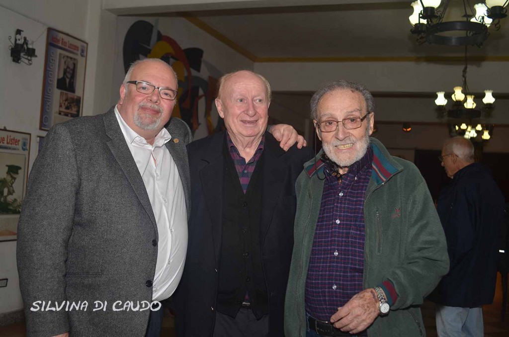 El escritor Luis G. Tosar (izquierda), junto al presidente del Club Carballiño de Buenos Aires, Emilio Nogueira (centro) y el presidente de la Federación de Asociaciones Gallegas de la República Argentina, Francisco Lores Mascato (derecha). 